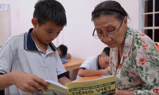 Ảnh của Bà giáo về hưu dạy lớp học tình thương miễn phí